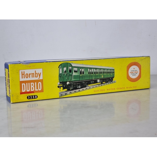 1033 - A boxed Hornby Dublo 3250 Electric Motor Coach in mint condition, has been lightly run. Box in excel... 