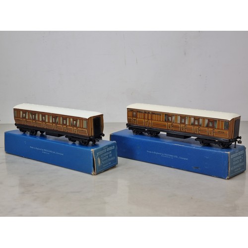 1038 - Two boxed Hornby Dublo D1 Corridor Coaches, 1/3rd and brake/3rd, near mint-mint condition. Brake box... 