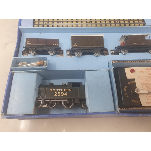 1010 - A boxed Hornby Dublo EDG7 Royal Scot Southern Set, locomotive and wagons Nr M-M condition. Box base ... 