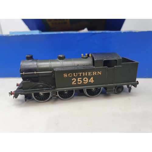 1010 - A boxed Hornby Dublo EDG7 Royal Scot Southern Set, locomotive and wagons Nr M-M condition. Box base ... 