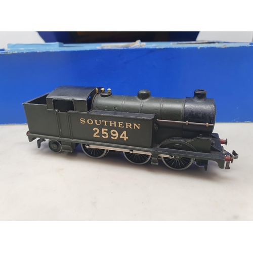 1010 - A boxed Hornby Dublo EDG7 Royal Scot Southern Set, locomotive and wagons Nr M-M condition. Box base ... 