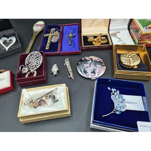 147 - Costume jewellery including Brooches, Pendants, Compacts, Cuff Links, Crucifixes, Photos of Hereford... 