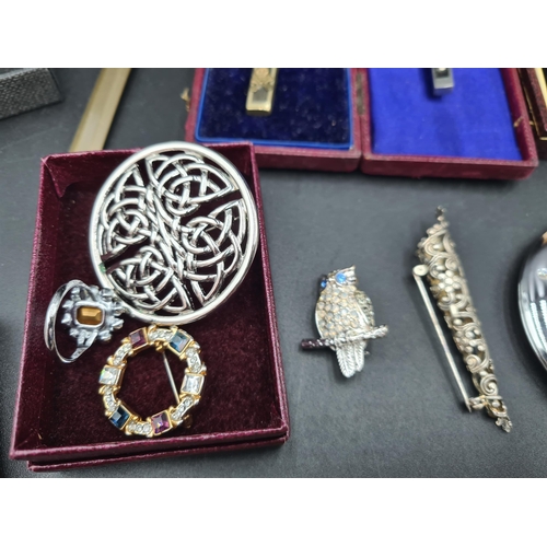 147 - Costume jewellery including Brooches, Pendants, Compacts, Cuff Links, Crucifixes, Photos of Hereford... 