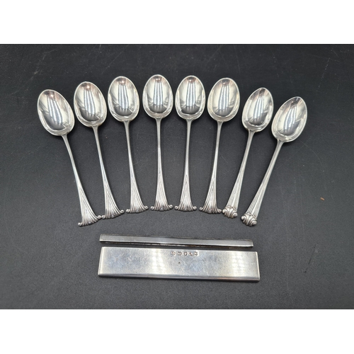 121 - Six Victorian silver Teaspoons onslow pattern, London 1890, two similar 1906/7, and a silver Comb Ca... 