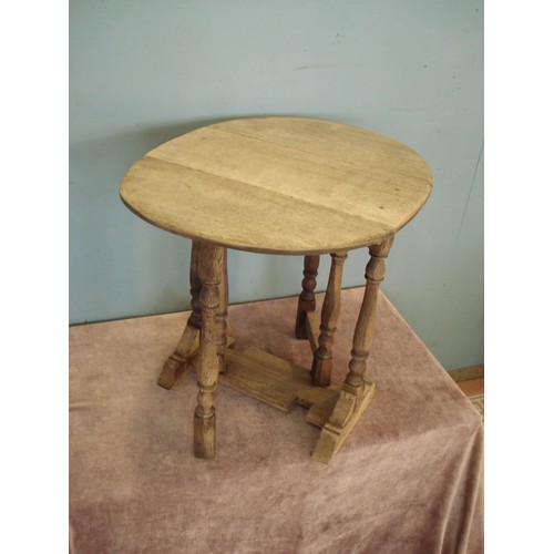 121 - An oak gateleg Occasional Table 1ft 8in H x 1ft 7in W