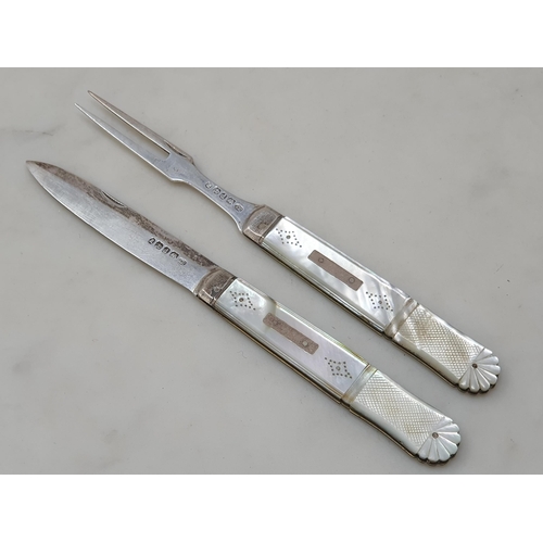 95 - A George IV folding Fruit Knife and Fork with silver blades, Sheffield 1827, Maker A.H, mother of pe... 