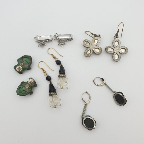 202 - A collection of vintage Earrings