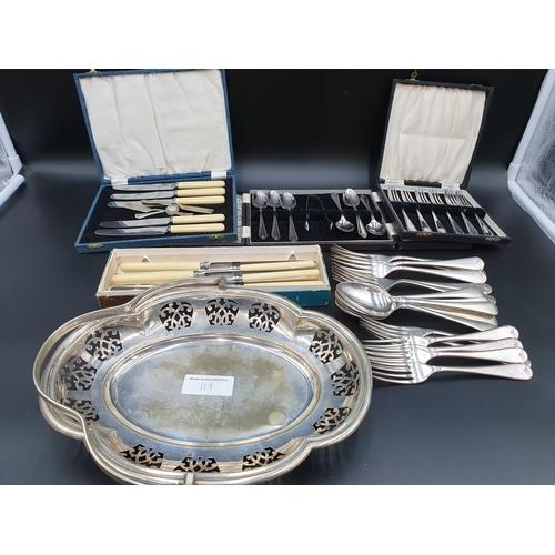 119 - A walnut case of plated Fish Knives and Forks, six Teaspoons and Sugar Tong, Cake Forks, fie Cake Kn... 