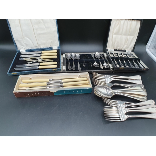 119 - A walnut case of plated Fish Knives and Forks, six Teaspoons and Sugar Tong, Cake Forks, fie Cake Kn... 