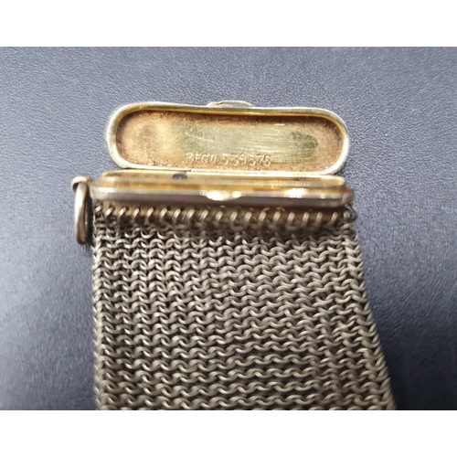 150 - A mesh Sovereign Purse with hinged lid engraved crest and attached loop, marked 9c, Rd No 539576