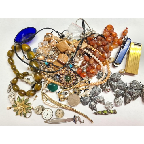 218 - A small collection of Costume Jewellery