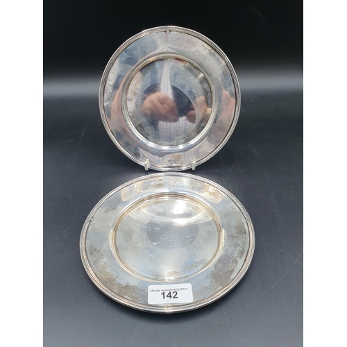 142 - A pair of Edward VII silver circular Plates, Sheffield 1902, 6 1/2in, 380gms