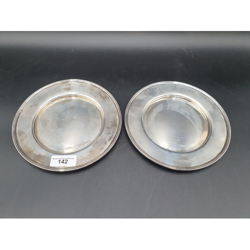 142 - A pair of Edward VII silver circular Plates, Sheffield 1902, 6 1/2in, 380gms