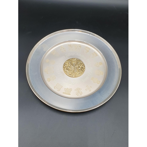 40 - A Danbury Mint Ltd Edition silver Plate commemorating The College of Arms 1952-1977, The Queen's sil... 