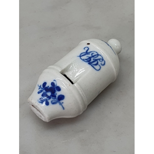 478 - An early 19th Century Blue & White Worcester Porcelain Whistle, decorated with floral swags and bear... 