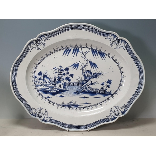 521 - An English pearlware Platter with floral and lattice decorated rim with central scene depicting pago... 