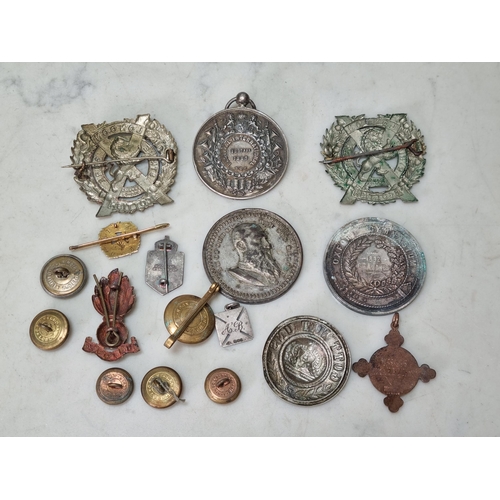 566 - A small box of Military Badges, to include London Scottish examples, along with various Medallions, ... 