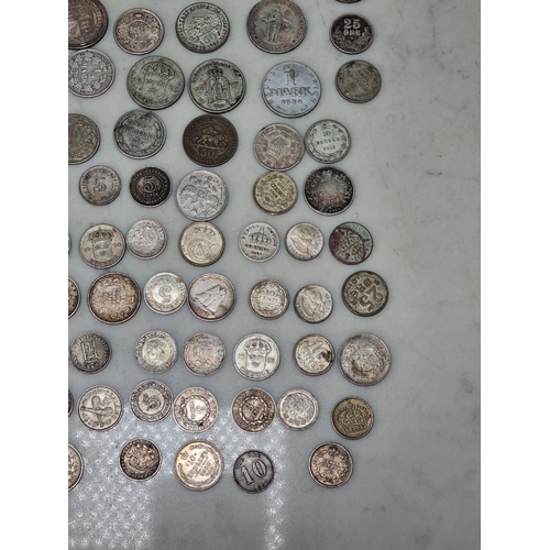 590 - A collection of World silver Coins, to include issues from Sweden, Italy, India, Russian Empire, USS... 