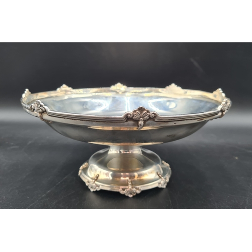 95 - A George VI silver circular Comport with shaped frieze on pedestal base, Sheffield 1938, maker; Walk... 