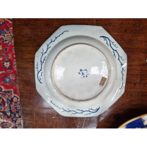 452 - *** WITHDRAWN *** An 18th Century blue and white Worcester Plate with scale blue and gilt highlights... 