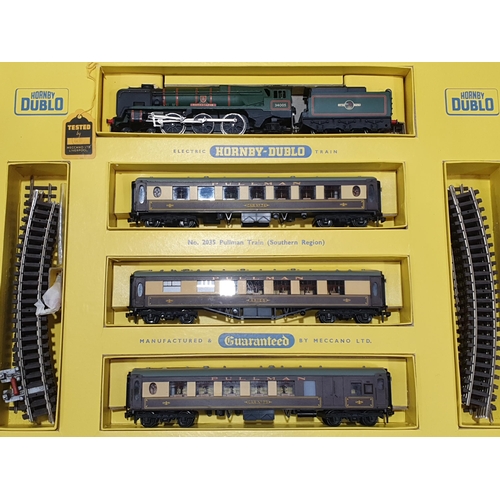 1009 - A boxed Hornby Dublo 2035 Bournemouth Belle Passenger Set, contents M, unused with no signs of use t... 