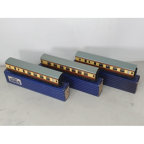 1014 - A rare set of three Hornby Dublo D21 Coaches with metal wheels, most of these are with later plastic... 