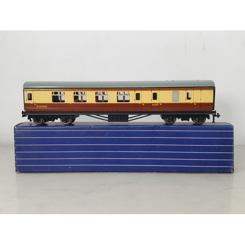 1014 - A rare set of three Hornby Dublo D21 Coaches with metal wheels, most of these are with later plastic... 