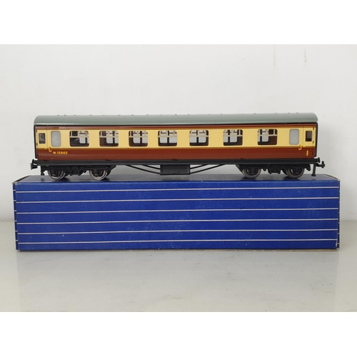 1014 - A rare set of three Hornby Dublo D21 Coaches with metal wheels, most of these are with later plastic... 