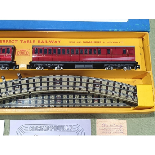 1015 - A boxed Hornby Dublo EDP10 Passenger Set in superb condition throughout. This is the yellow label li... 