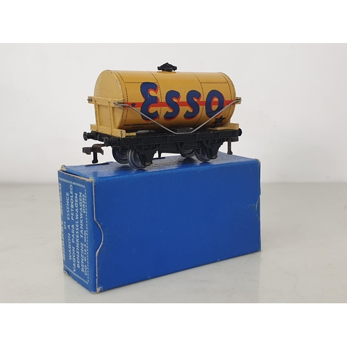 1028 - A boxed Hornby Dublo D1 buff 'Esso' Tanker, Nr M barrel perfect with slight marks on one end of cast... 