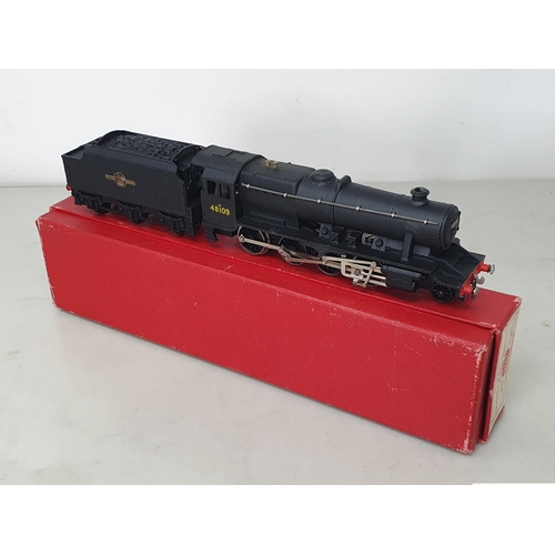 1047 - A boxed Hornby Dublo 2225 2-8-0 8F Locomotive, M showing no signs of use to wheels, complete with in... 