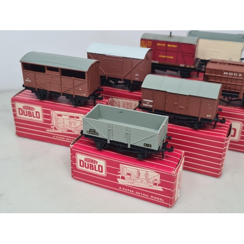 1048 - Eight boxed Hornby Dublo 2-rail Wagons, all Nr M-M, comprising 4647 Low-sided Wagon with furniture, ... 