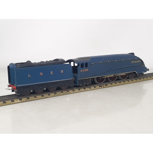 1071 - A Hornby Dublo pre-war EDL1 'Sir Nigel Gresley' Locomotive, Nr M, no signs of fatigue to wheels on b... 