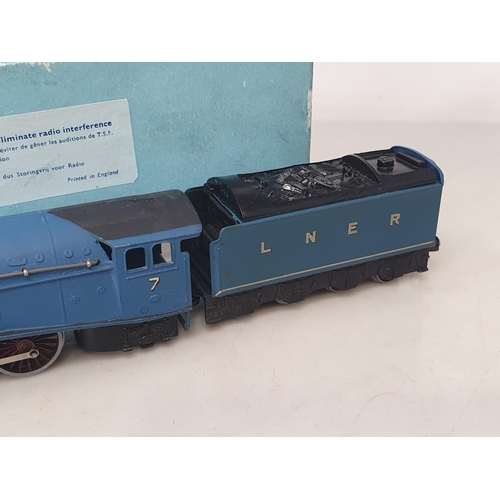 1097 - A boxed Hornby Dublo EDL1 'Sir Nigel Gresley', superb model in mint condition showing slight signs o... 