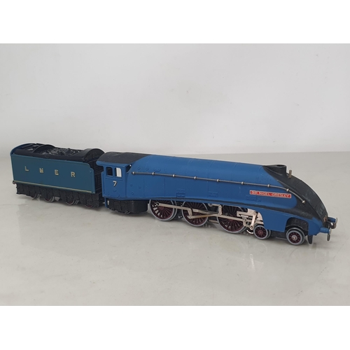 1097 - A boxed Hornby Dublo EDL1 'Sir Nigel Gresley', superb model in mint condition showing slight signs o... 