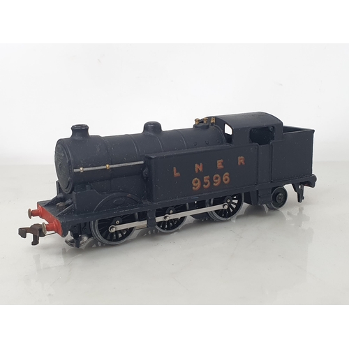 1101 - A boxed Hornby Dublo EDG7 LNER Royal Scot Set, contents Nr M-M, LNER transfers uniform both sides, c... 