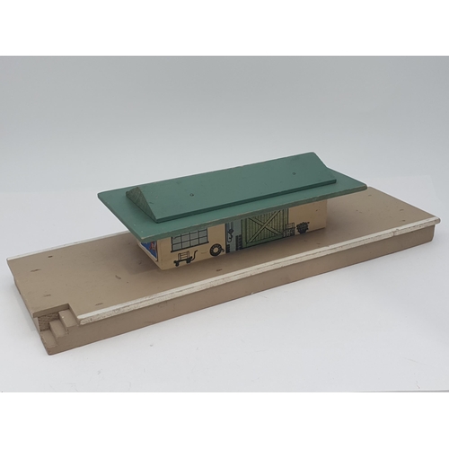 1108 - A Hornby Dublo pre-war D1 green roofed Goods Depot, wider base type, generally Ex, some scuffing to ... 