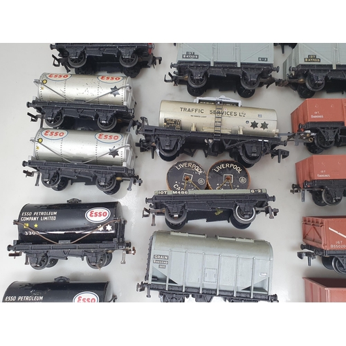 1192 - Thirty six unboxed Hornby Dublo 2-rail Wagons including 2x 4656 brown mineral, 2x 4680, condition va... 