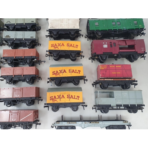 1192 - Thirty six unboxed Hornby Dublo 2-rail Wagons including 2x 4656 brown mineral, 2x 4680, condition va... 