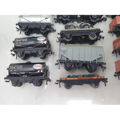 1192 - Thirty six unboxed Hornby Dublo 2-rail Wagons including 2x 4656 brown mineral, 2x 4680, condition va... 