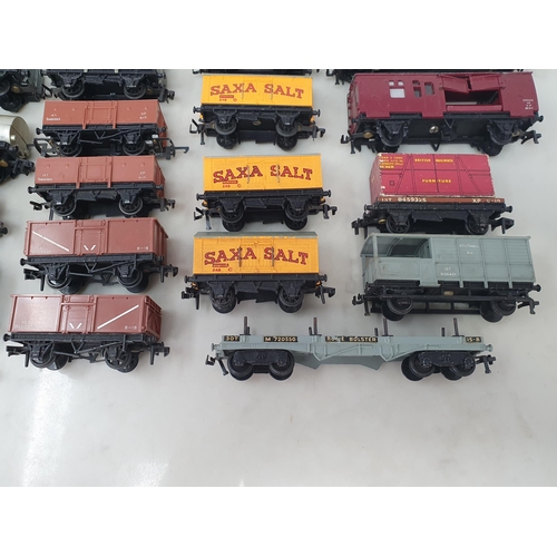 1192 - Thirty six unboxed Hornby Dublo 2-rail Wagons including 2x 4656 brown mineral, 2x 4680, condition va... 