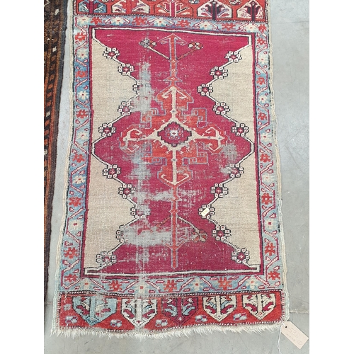 533 - A Persian woollen brown ground Rug with five stylised flowers within multiple borders 5ft 2in L x 3f... 