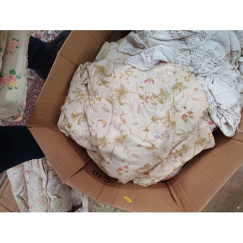 559 - A Box of assorted Quilts, a pair of Curtains, Table Linen, etc. (R6).