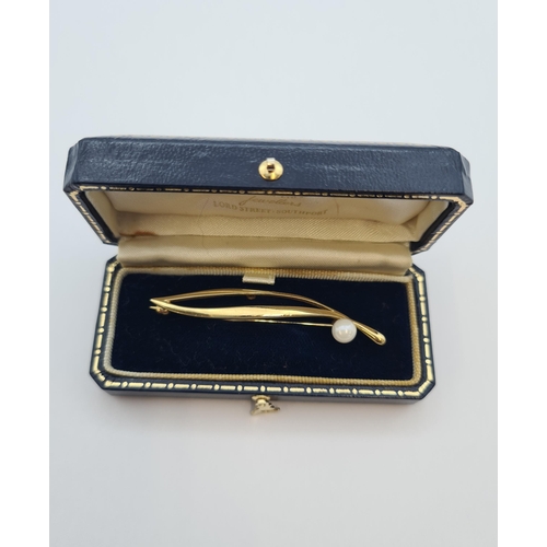 160 - An 18ct gold Brooch set cultured pearl, approx 3.70gms, approx 5cms wide