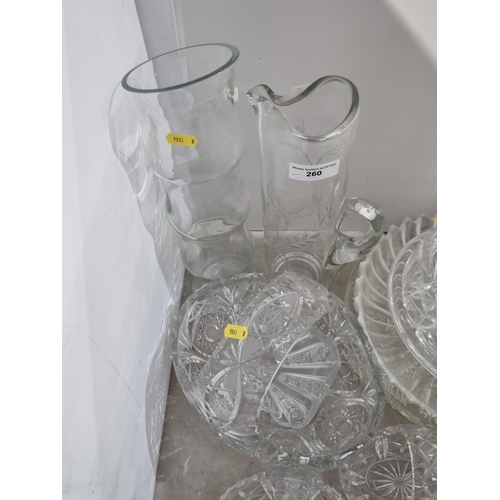 260 - A quantity of Glassware including, Jug, Vase,  Baskets, Bowls, etc (R4)