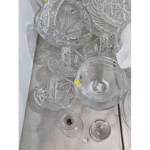 260 - A quantity of Glassware including, Jug, Vase,  Baskets, Bowls, etc (R4)