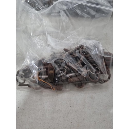 323 - Two bags of various old Keys, (R4)