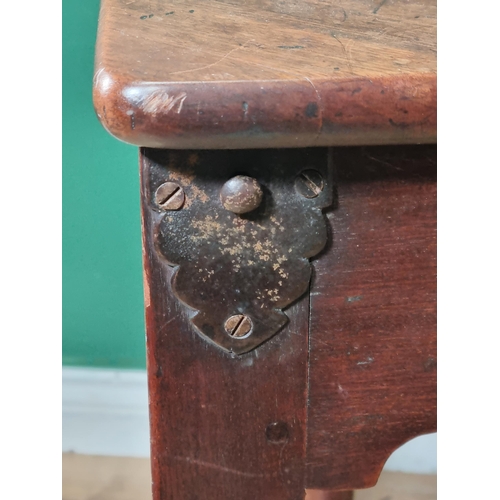 552 - A Georgian mahogany Table with single drop leaf, lifting to make a square table on turned supports a... 