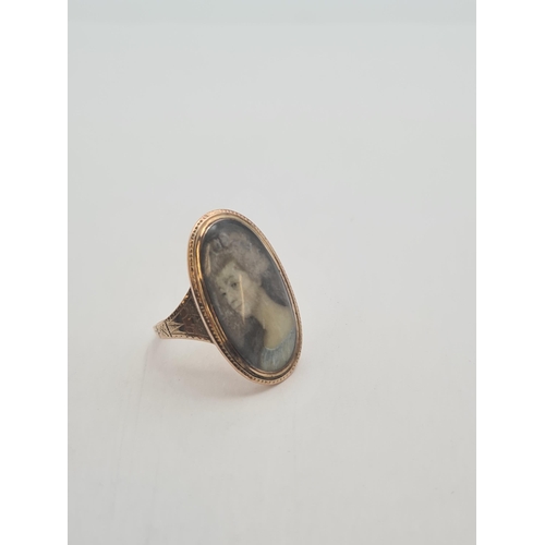 186 - A Georgian Memorial Ring painted miniature of Sarah Litchfield in gold with engraved detail to shoul... 