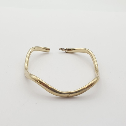 193 - A 9ct Gold 'Wave' Bangle, hinged with push clasp, 9.3gms